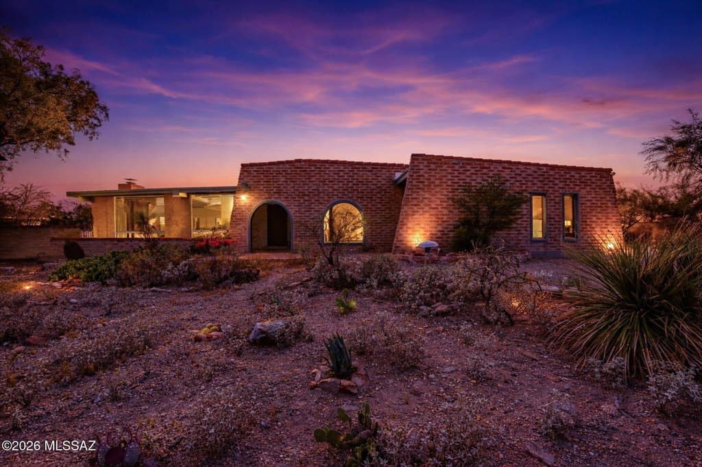 4 bedroom house for sale at 6551 N Camino Abbey Catalina Foothills - $839,000