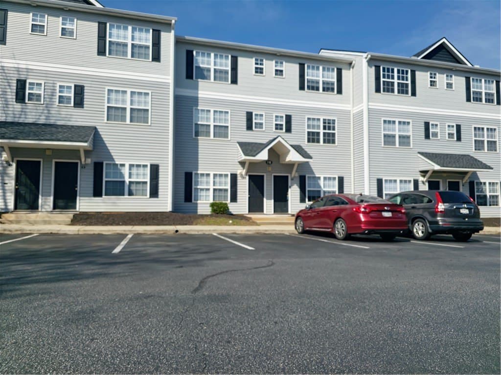 4 bedroom townhouse for sale at 116 University Village Dr Apt C Central - $220,000