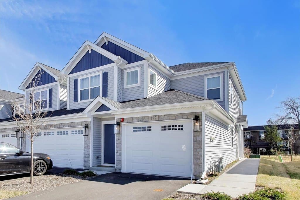 2 bedroom condo for sale at 270 N Masters Dr Addison - $426,295
