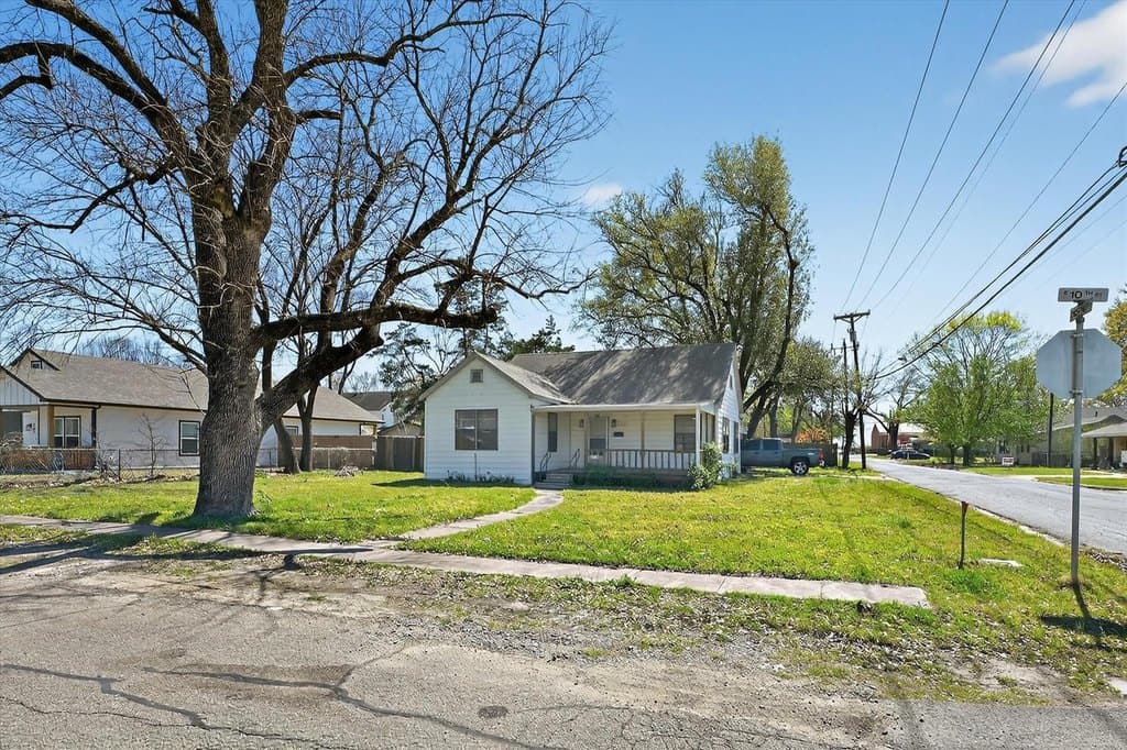 2 bedroom house for sale at 302 E 10th St Bonham - $139,900