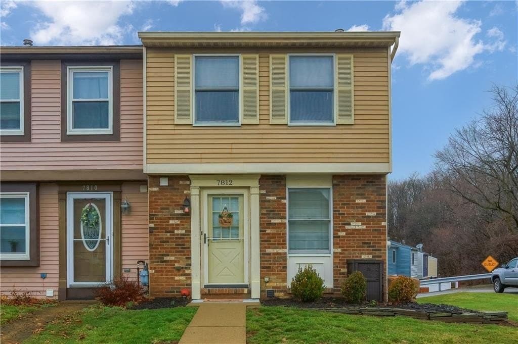 2 bedroom townhouse for sale at 7812 Lafayette Sq Aliquippa - $198,000