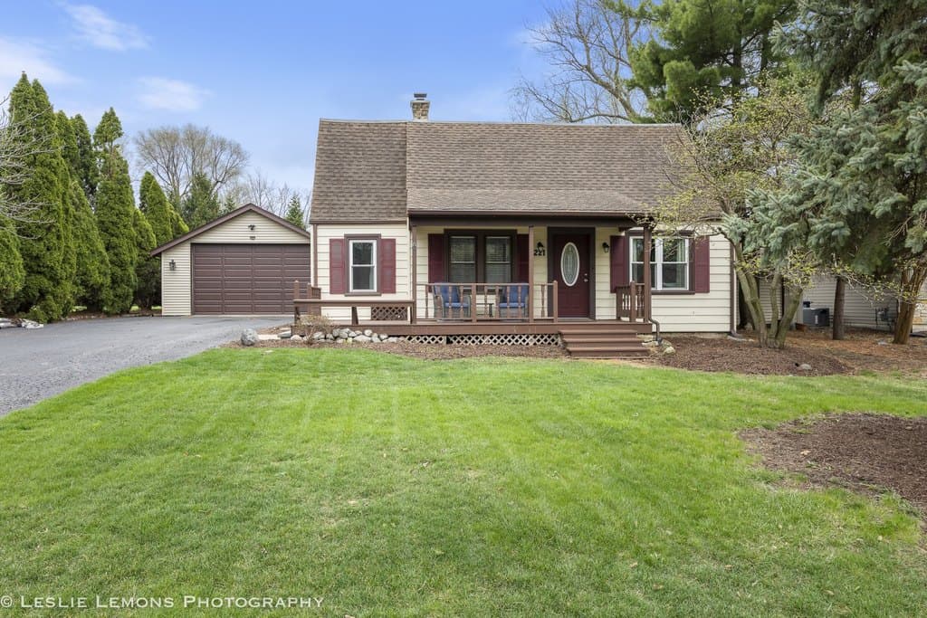 3 bedroom house for sale at 221 69th St Darien 60561 - $420,000
