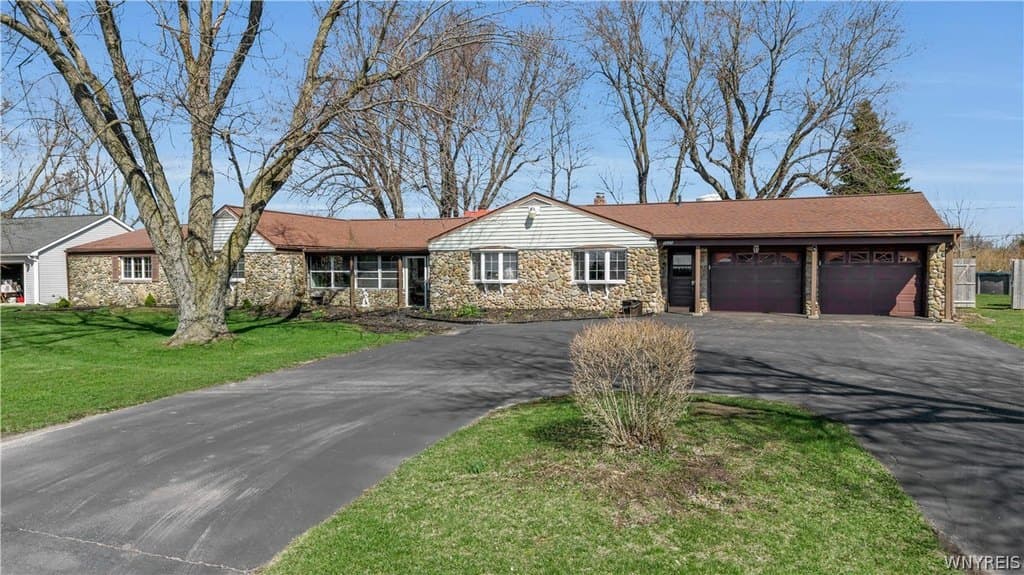 4 bedroom house for sale at 5625 Cummings Rd Akron - $399,900