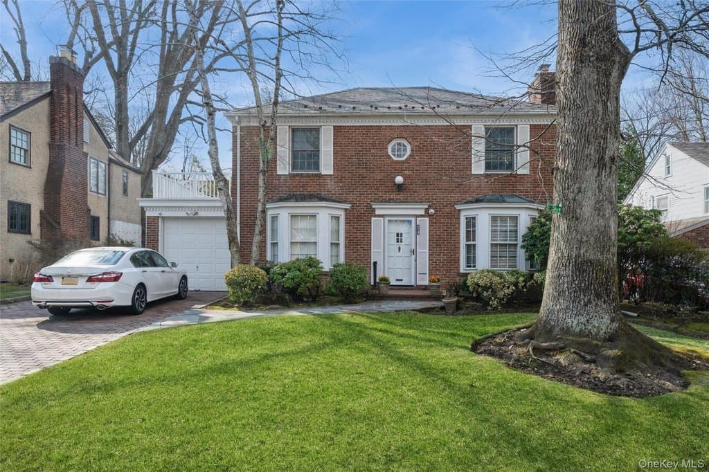 3 bedroom house for sale at 24 Welwyn Rd Great Neck 11021 - $1,299,000