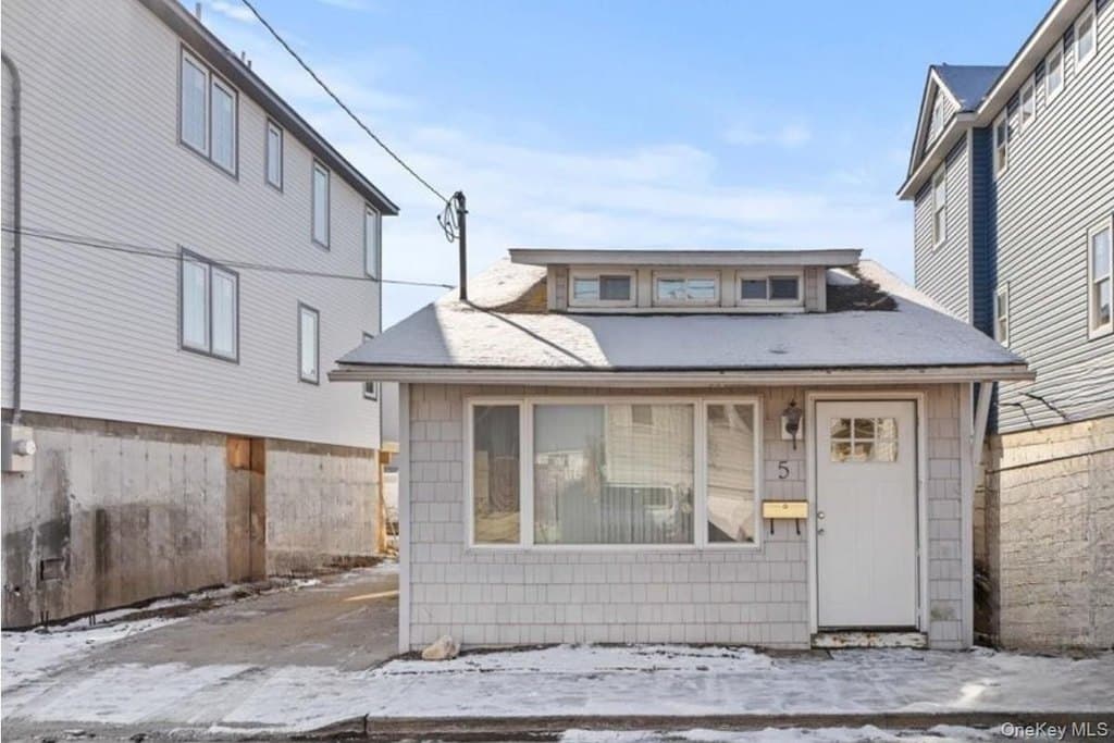 2 bedroom house for sale at 5 James St S Bay Park - $429,999