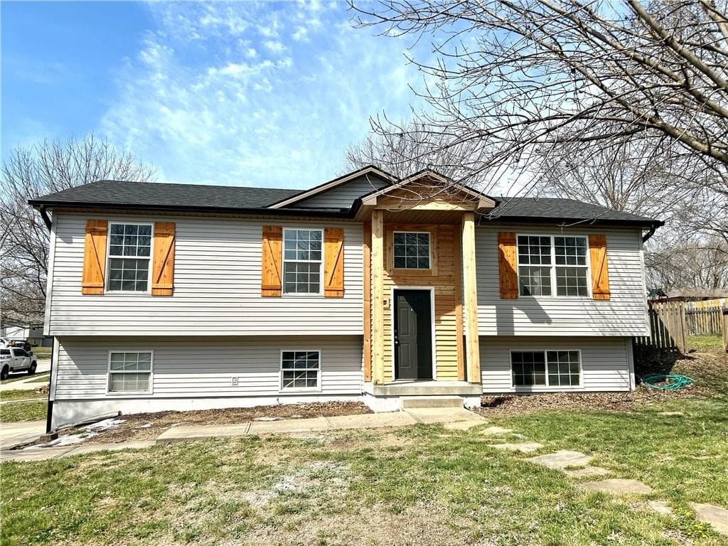3 bedroom house for sale at 1705 SE Piccadilly St Blue Springs - $319,900