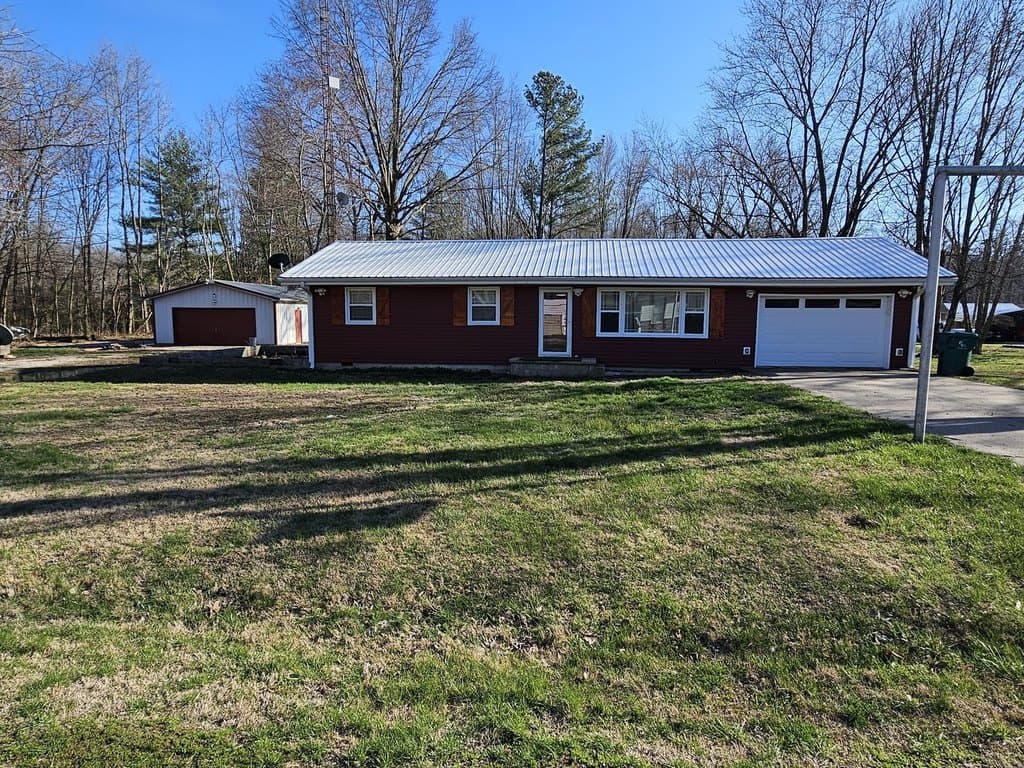 3 bedroom house for sale at 111 W Hickory St Bluford - $172,500