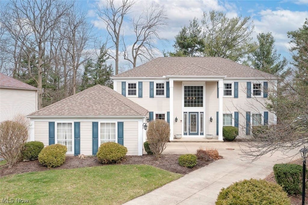 4 bedroom house for sale at 17496 Hampton Pl Strongsville 44136 - $418,000