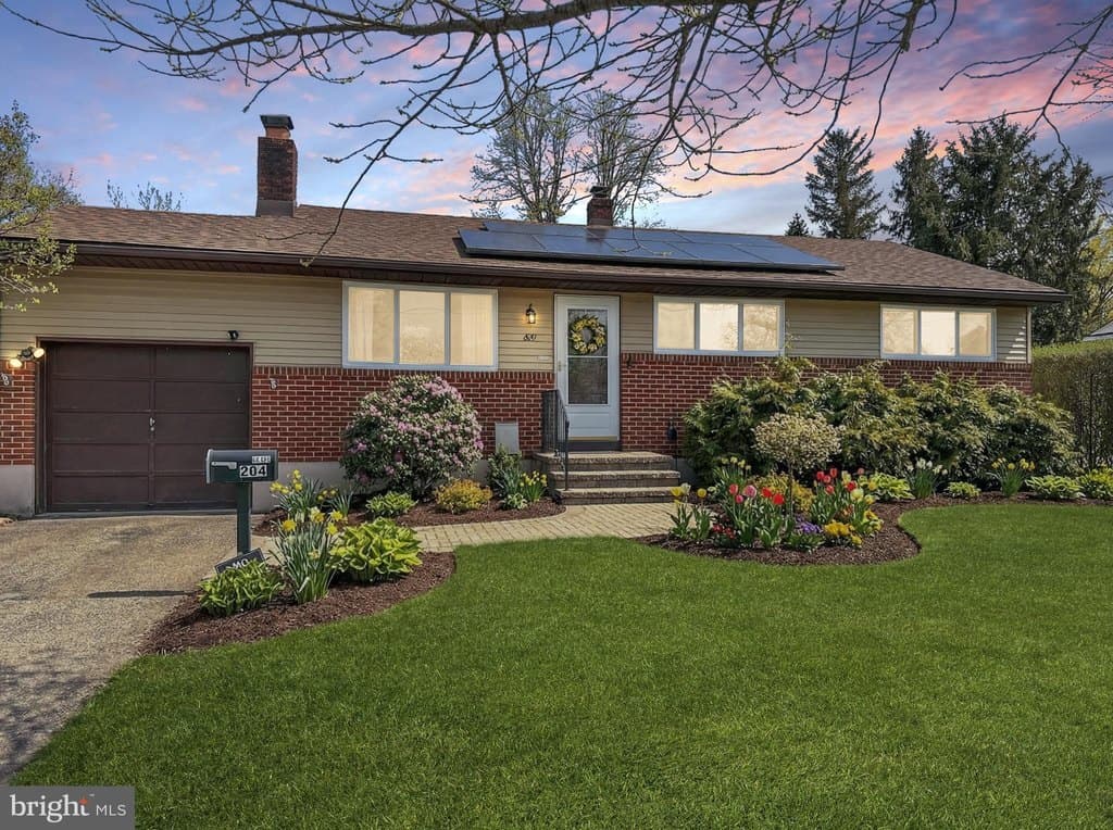 2 bedroom house for sale at 204 S Garden Blvd Beverly - $305,000