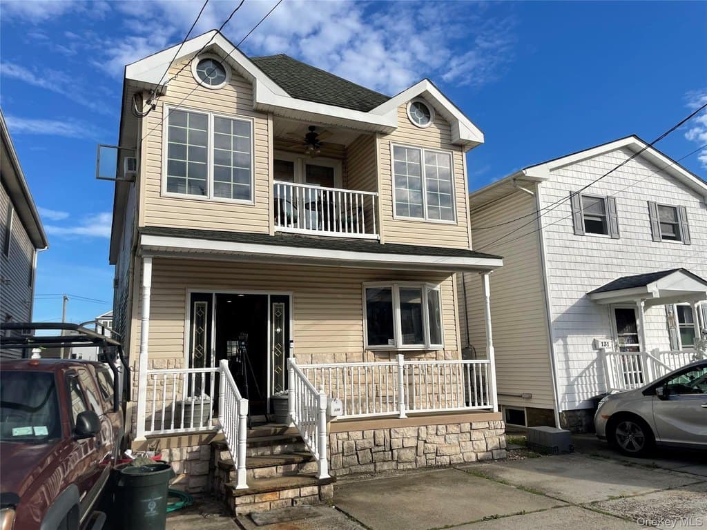 3 bedroom house for sale at 129 West Blvd Bay Park - $679,000