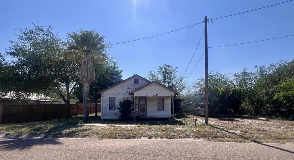 3 bedroom house for sale at 220 School Tx Benavides - $175,000