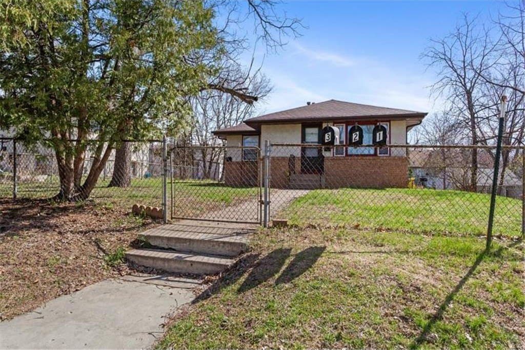 4 bedroom multi-family for sale at 5347 4th St NE Fridley 55421 - $500,000