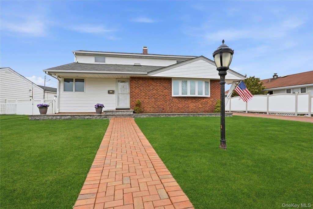 3 bedroom house for sale at 22 Randal Dr Bethpage - $779,000