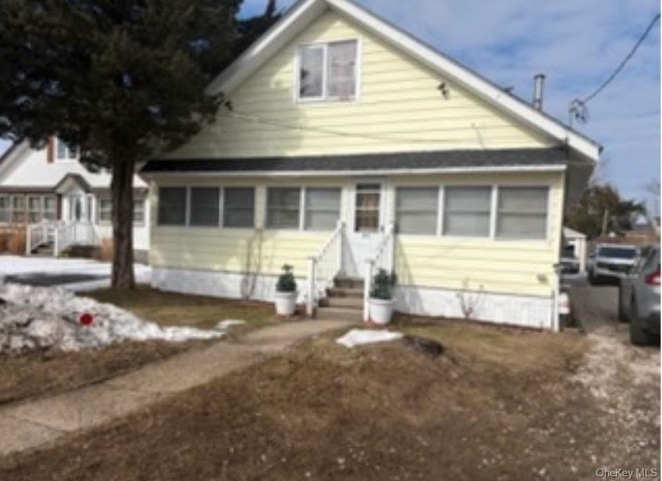 2 bedroom house for sale at 21 Locust St Aquebogue - $748,000