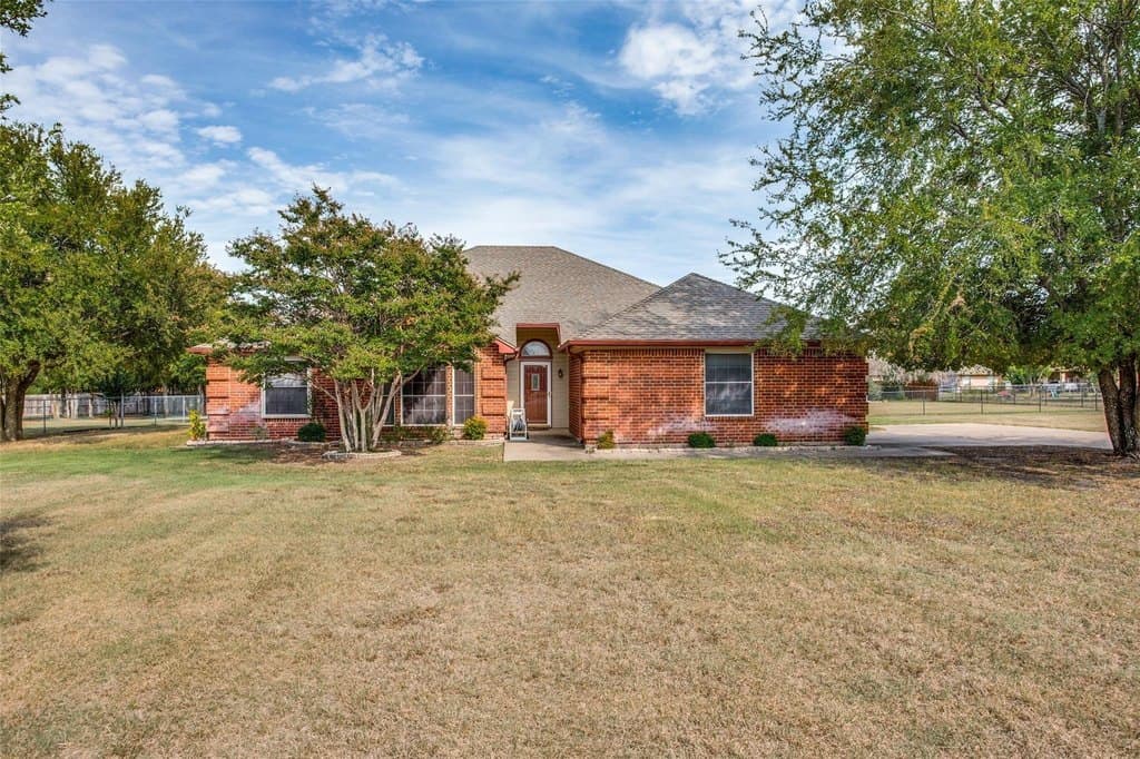 3 bedroom house for sale at 104 Silver Ridge Ln Annetta - $415,000