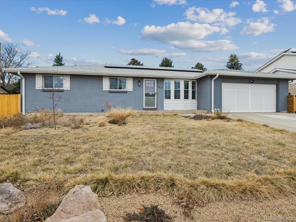 5 bedroom house for sale at 851 Beech St Applewood - $705,000