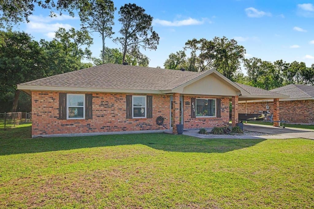 3 bedroom house for sale at 605 Alex St Houma 70360 - $205,000