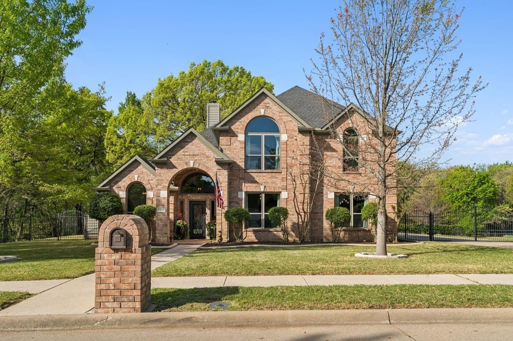 4 bedroom house for sale at 1717 Shadywood Ln Flower Mound 75028 - $939,900