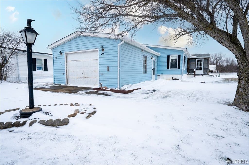 3 bedroom mobile home for sale at 21 Golden Pond Est Akron - $54,900