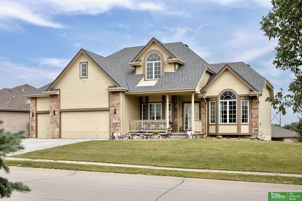 4 bedroom house for sale at 2004 Longview St Papillion 68133 - $525,000