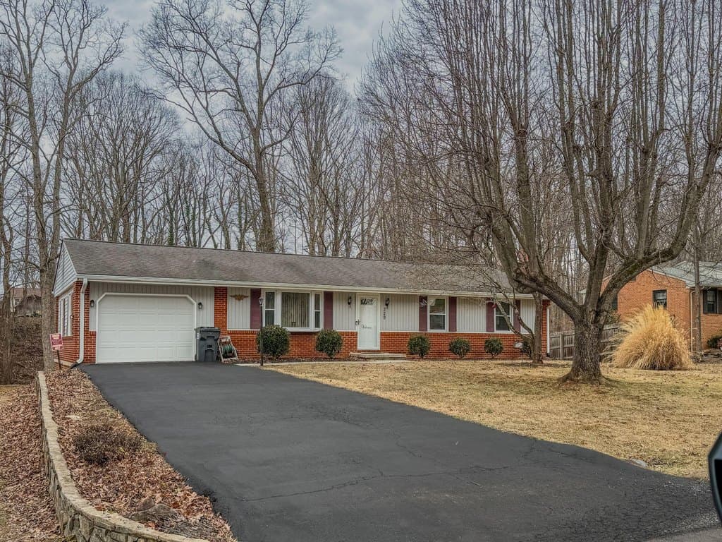 3 bedroom house for sale at 329 Scalybark Dr Blue Ridge - $379,950