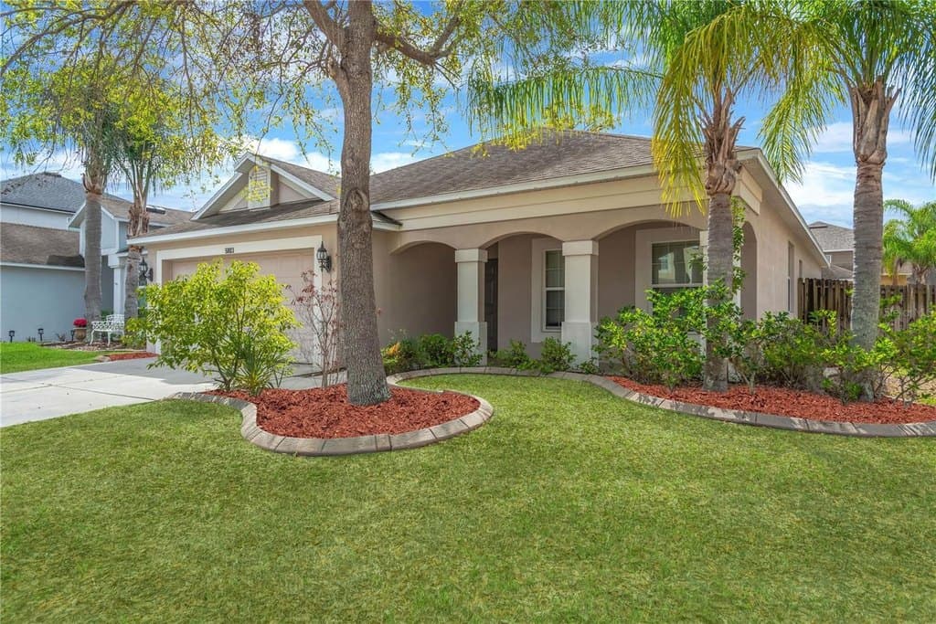 4 bedroom house for sale at 5803 Tulip Flower Dr Brandon - $389,000