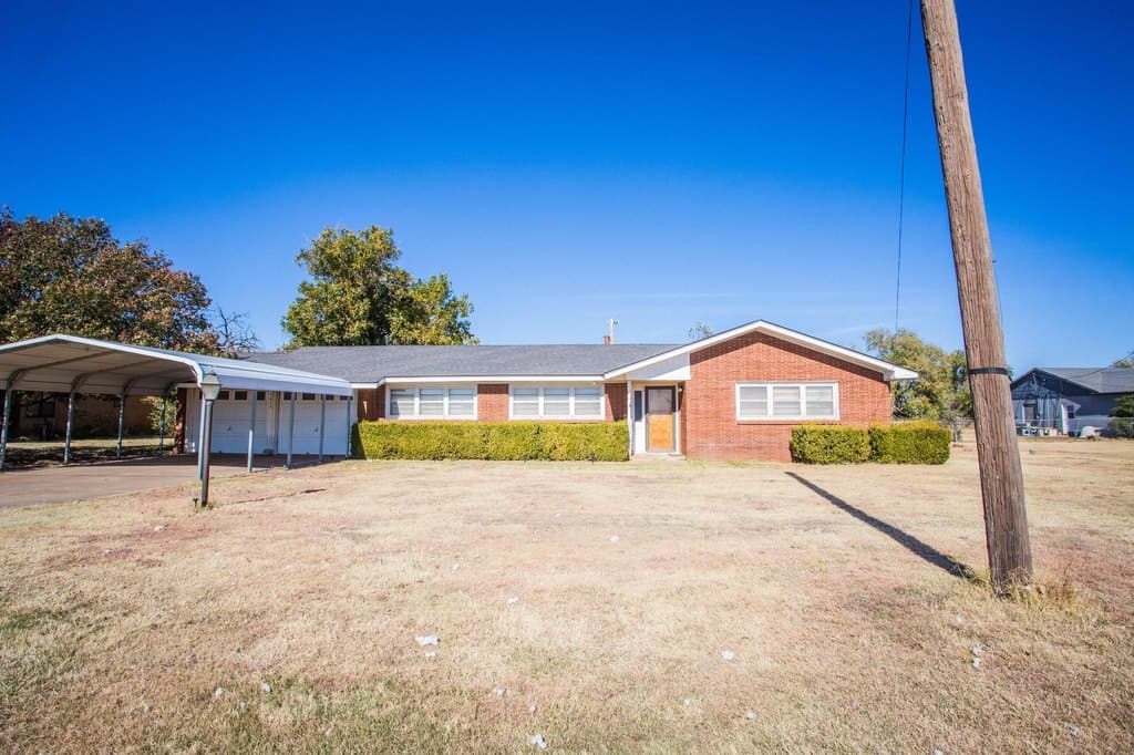 4 bedroom house for sale at 1419 E Highway 82 Crosbyton - $138,500