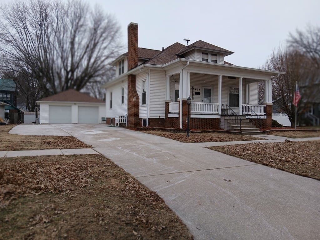 4 bedroom house for sale at 604 SW 2nd Ave Aledo - $179,900