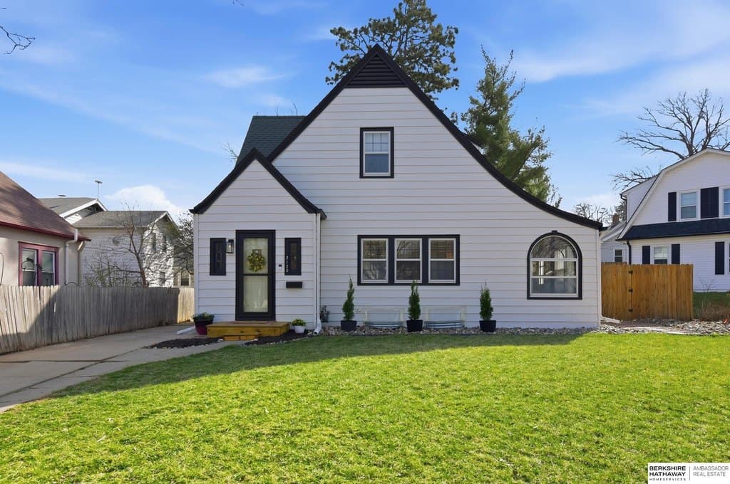 2 bedroom house for sale at 2120 Bradfield Dr Lincoln - $360,000