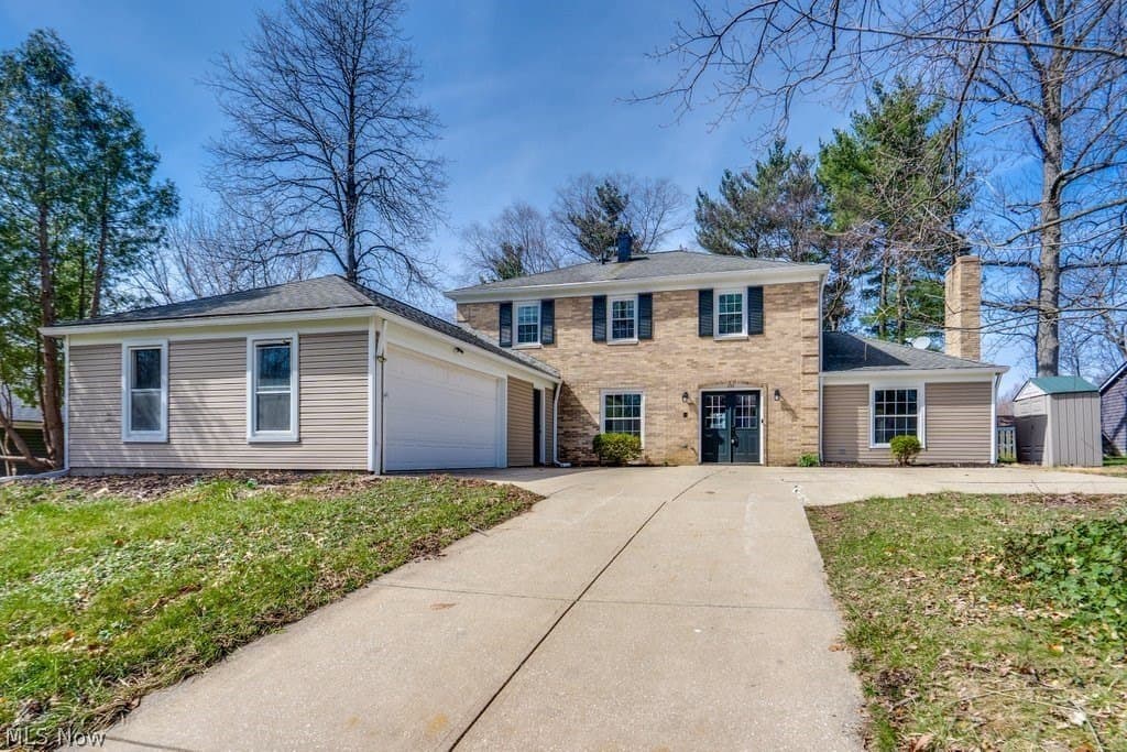 4 bedroom house for sale at 292 Parkview Dr Aurora - $450,000