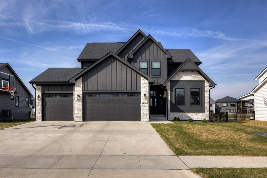 5 bedroom house for sale at 18328 Tanglewood Dr Clive 50325 - $695,000