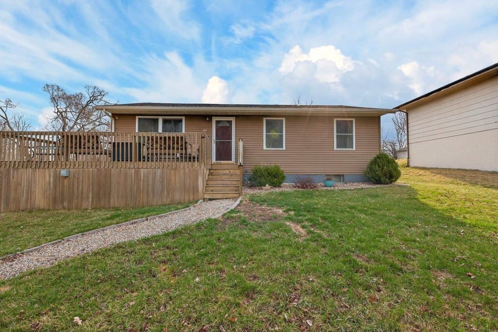 3 bedroom house for sale at 137 Vera Dr Waterloo 50701 - $224,900