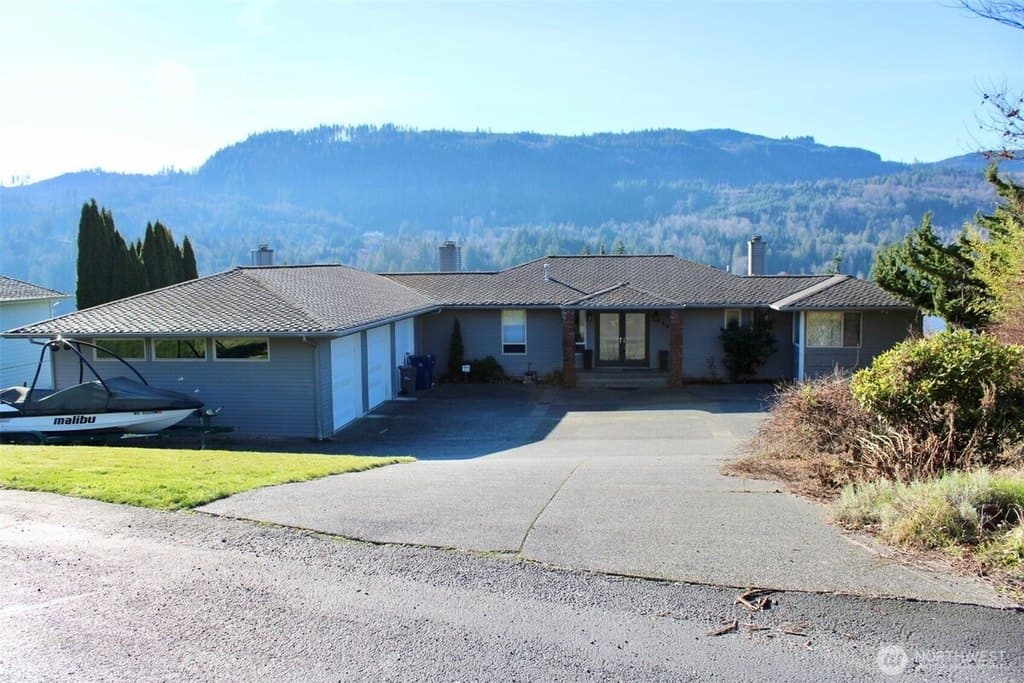 5 bedroom house for sale at 18064 Mariposa Ln Big Lake - $975,000