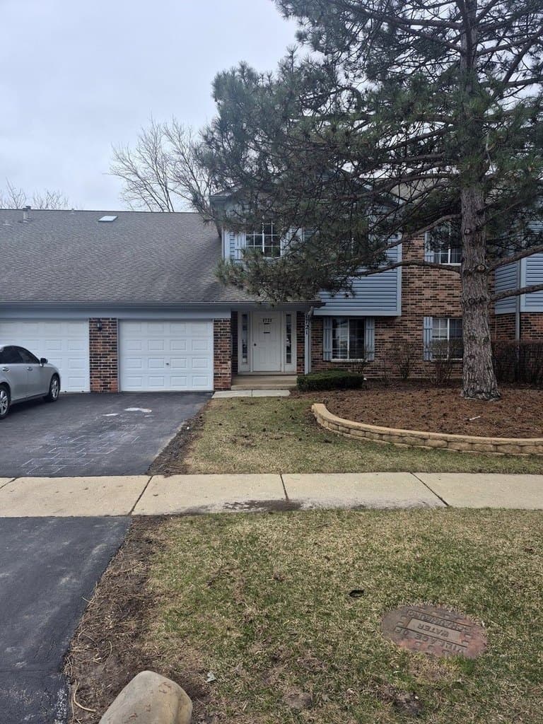 2 bedroom condo for sale at 1721 Chesapeake Ln Apt 2 Schaumburg 60193 - $280,000
