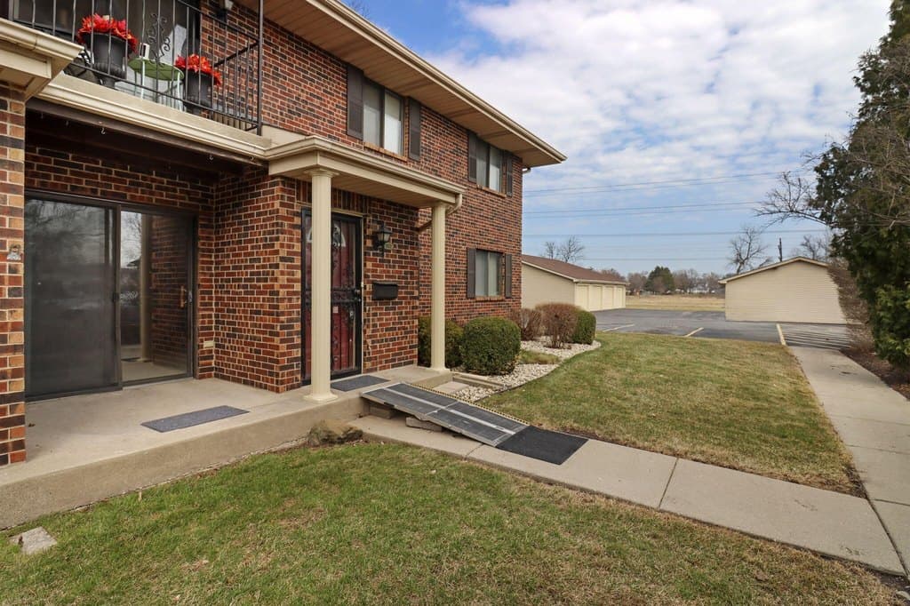 2 bedroom condo for sale at 7209 57 Ave Unit 102L Kenosha 53142 - $195,000