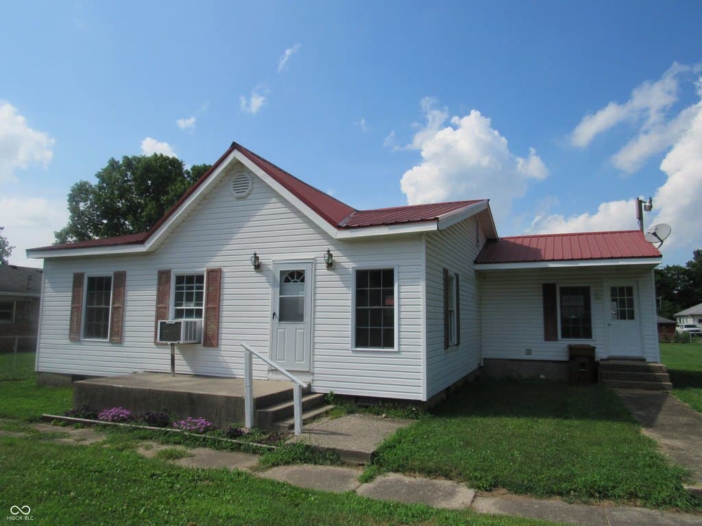 2 bedroom house for sale at 204 E Walnut St Waynetown - $155,500