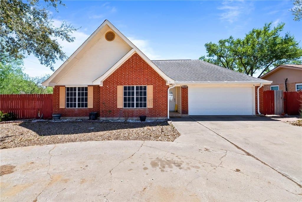3 bedroom house for sale at 1201 Alaska St Alice - $320,000