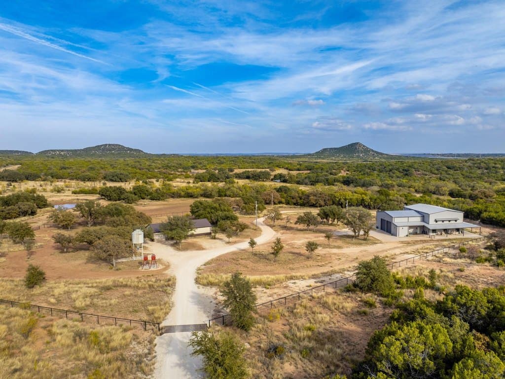 3 bedroom farm for sale at Buffalo4 Rnch Blackwell - $6,100,000