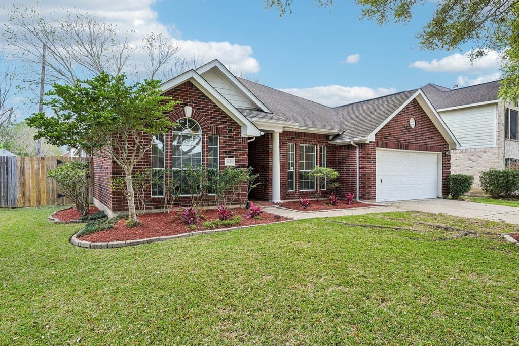4 bedroom house for sale at 1023 E Hampton Dr Pearland 77584 - $365,000