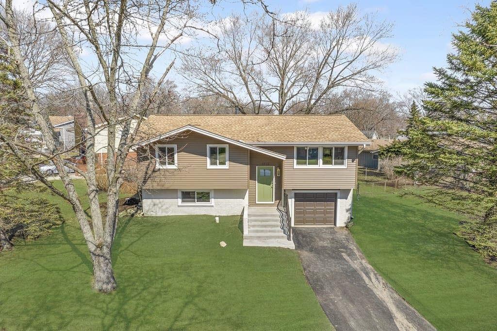 3 bedroom house for sale at 1512 Syracuse Ln Schaumburg 60193 - $449,900