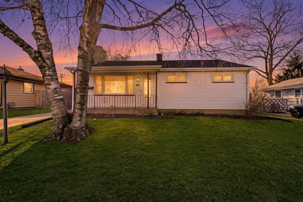 3 bedroom house for sale at 5320 52nd Ave Kenosha 53144 - $249,900