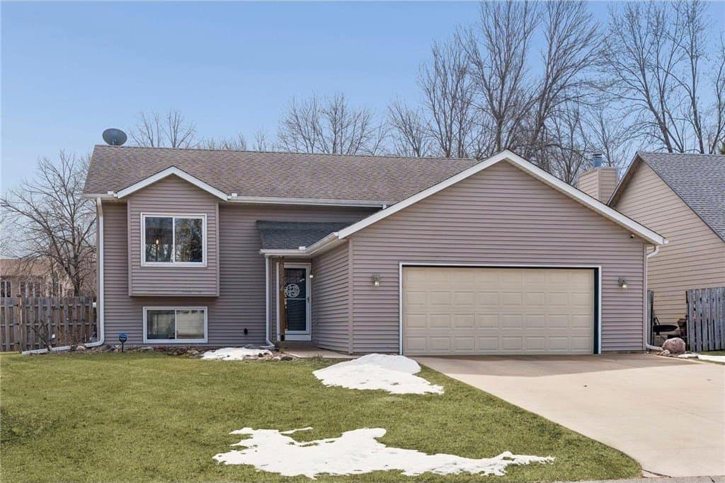 4 bedroom house for sale at 8584 Pinehurst Alcove Woodbury 55125 - $419,900