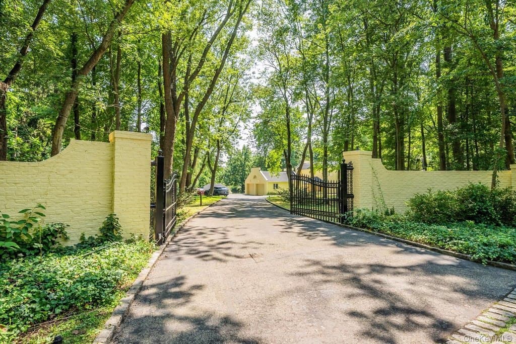 5 bedroom house for sale at 530 S Centre Island Rd Centre Island - $2,299,000