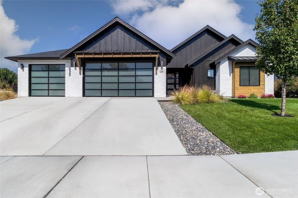 4 bedroom house for sale at 1261 Doc Bar Pl Walla Walla 99362 - $899,900