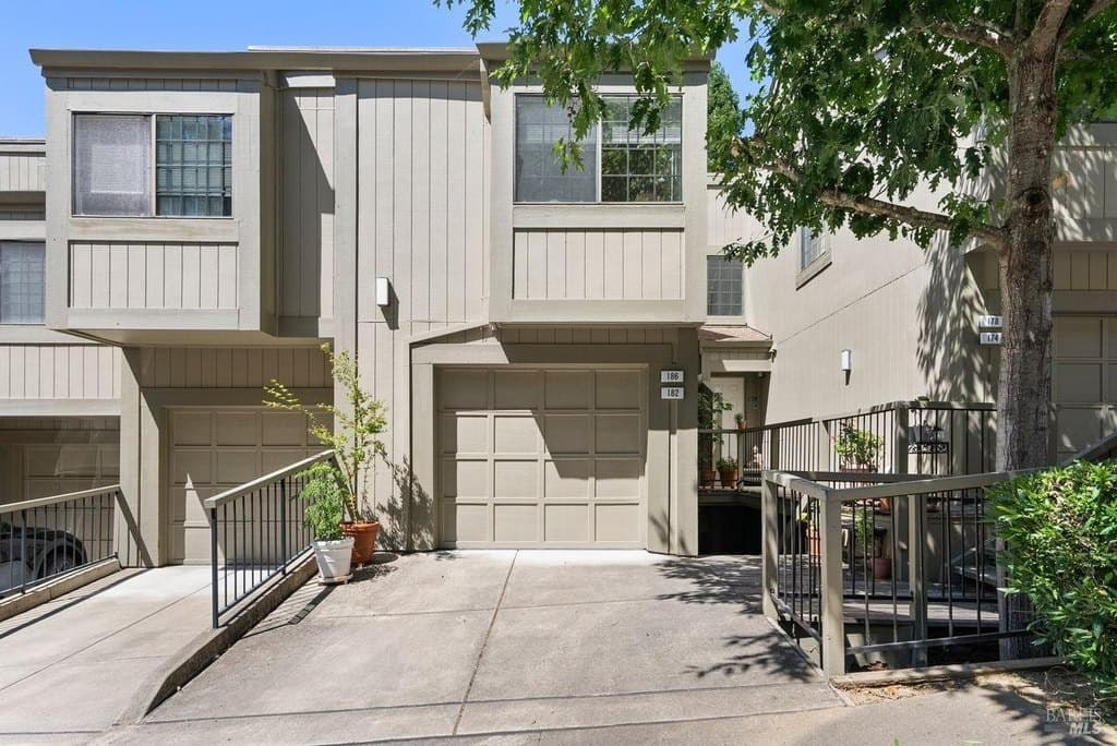 2 bedroom townhouse for sale at 186 Redhawk Rd Novato 94949 - $719,000