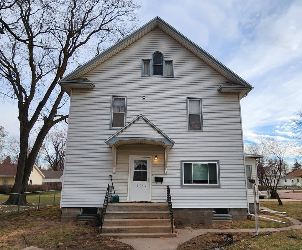 4 bedroom house for sale at 720 E 3rd Ave Mitchell 57301 - $250,000