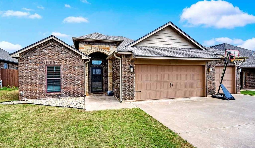 4 bedroom house for sale at 1504 Stonehouse Dr Elgin 73538 - $290,000