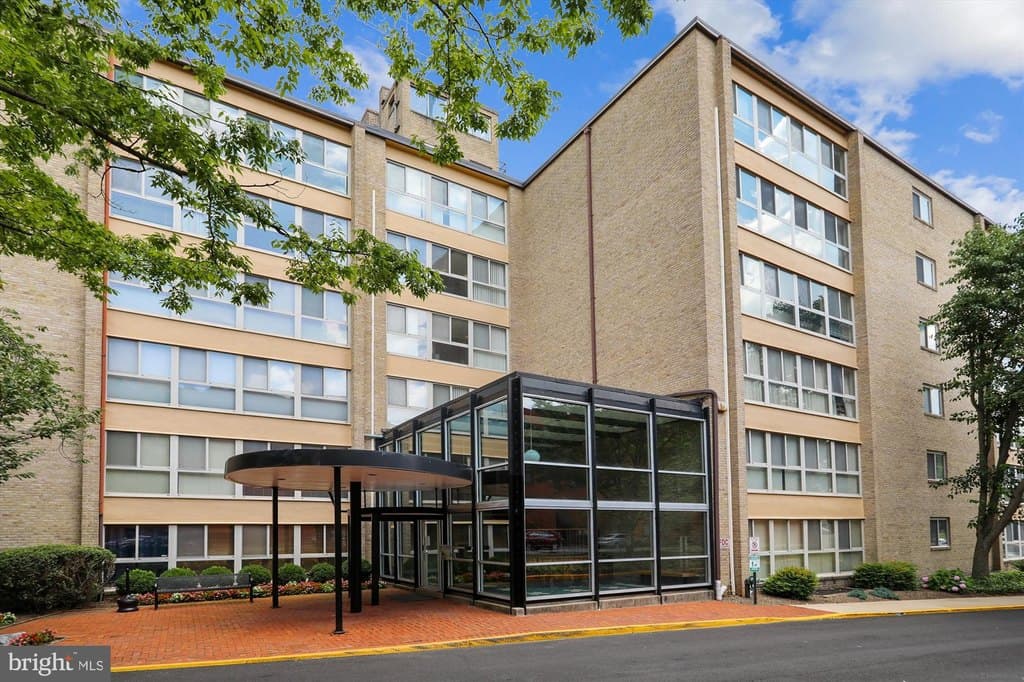 1 bedroom condo for sale at 4970 Battery Ln Unit 408 Bethesda 20814 - $259,999