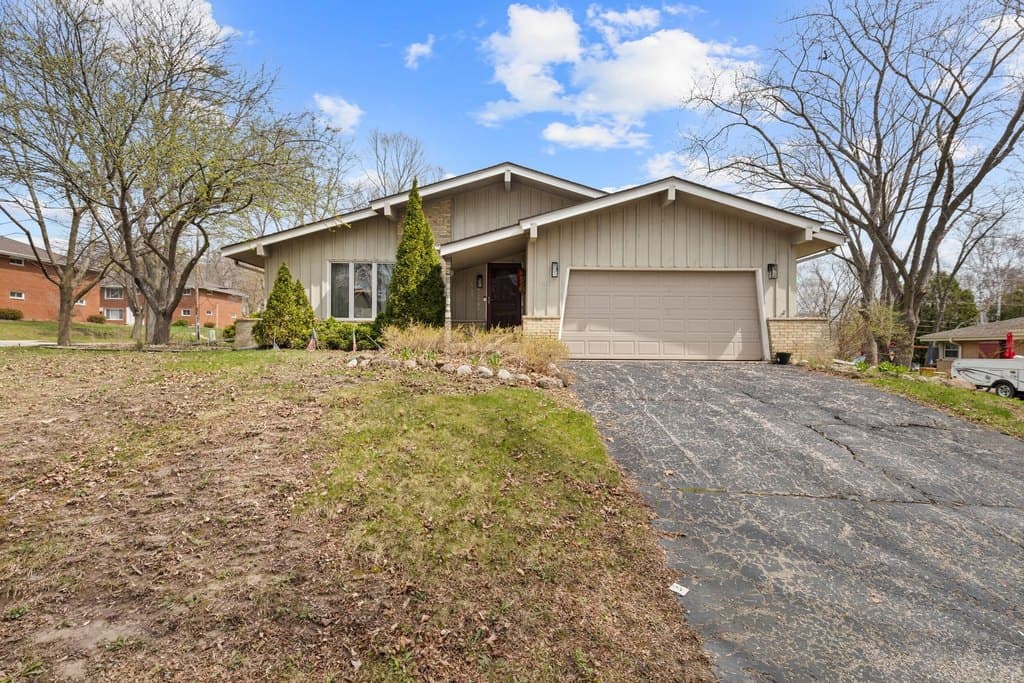 4 bedroom house for sale at N42W5598 Wilshire Dr Cedarburg 53012 - $415,000