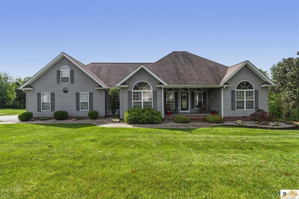 3 bedroom house for sale at 165 Zoe Dr Glasgow 42141 - $425,000
